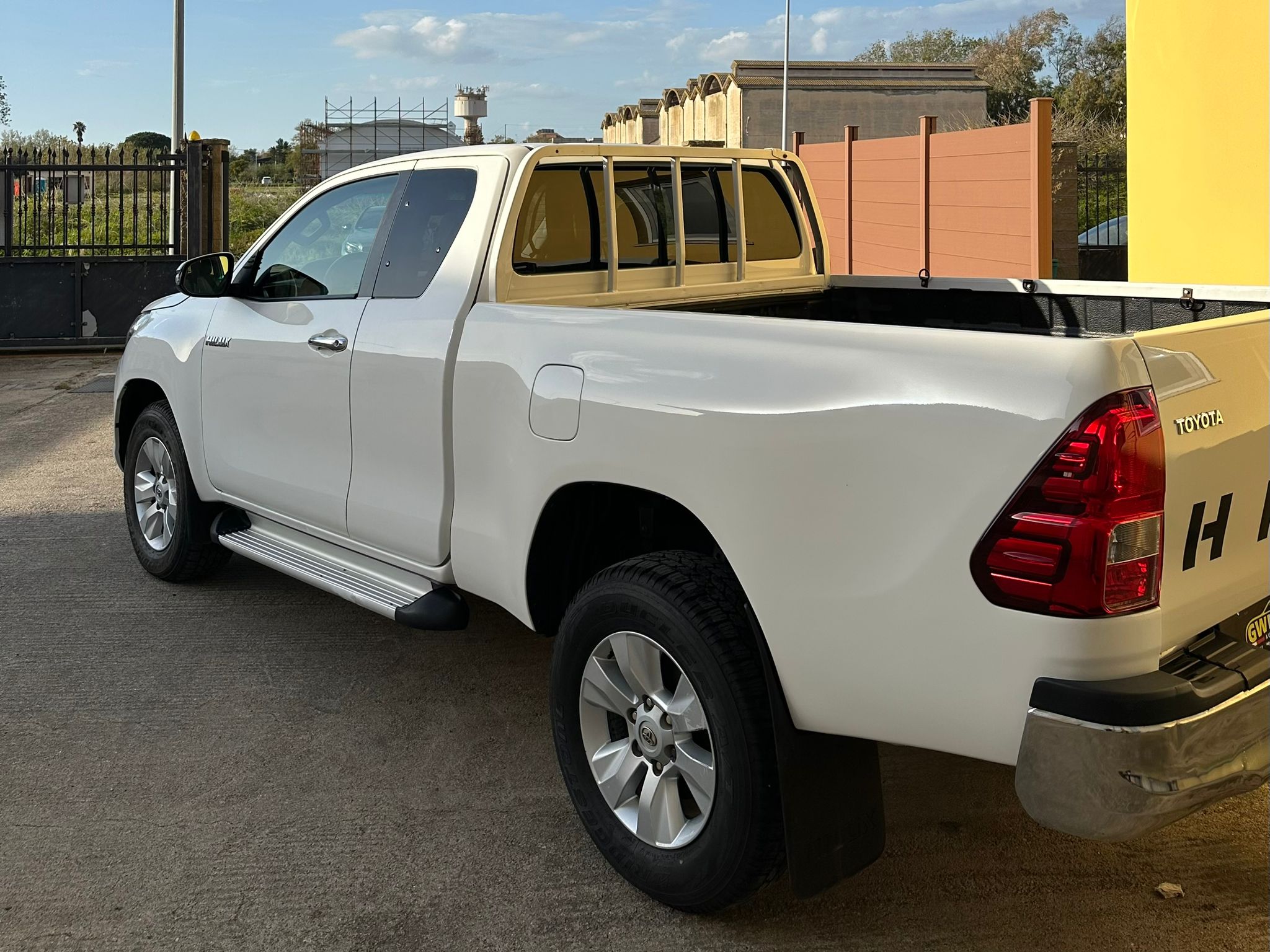 
								Toyota Hilux 2.4 Comfort full									