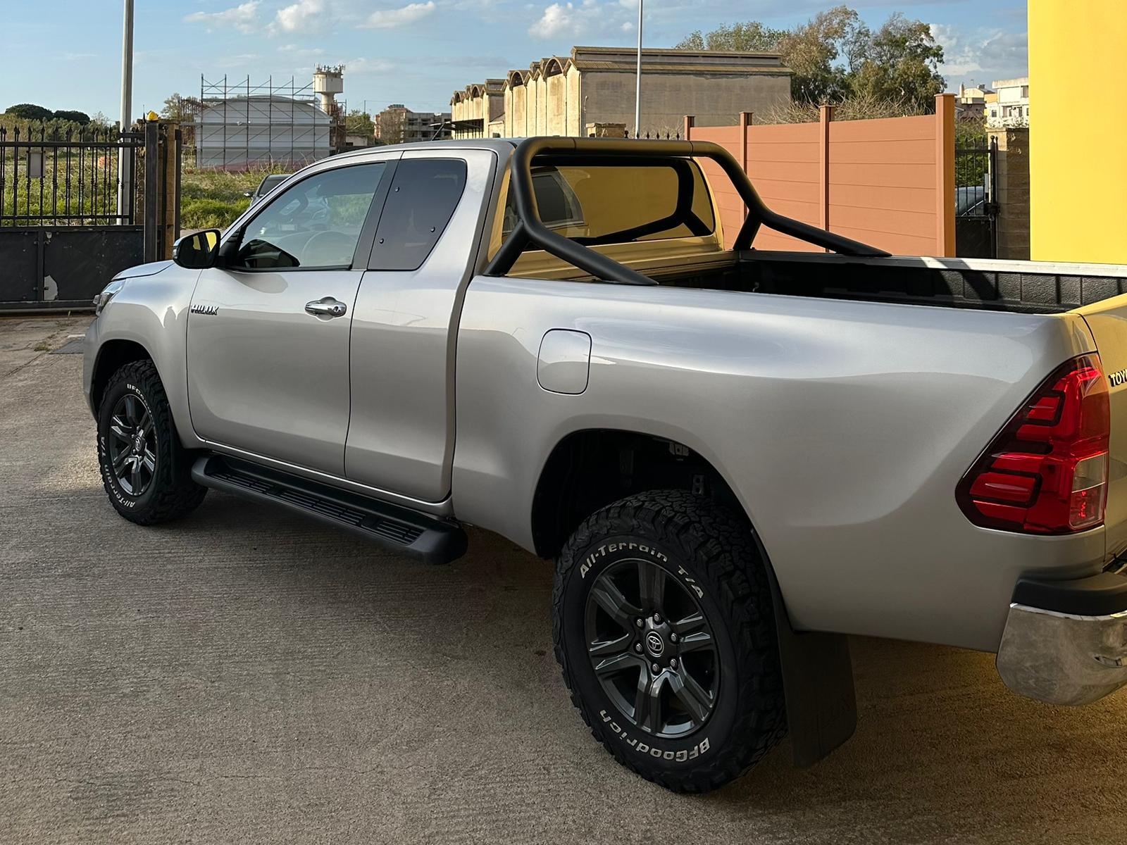 
								Toyota Hilux 2.4 Lounge full									