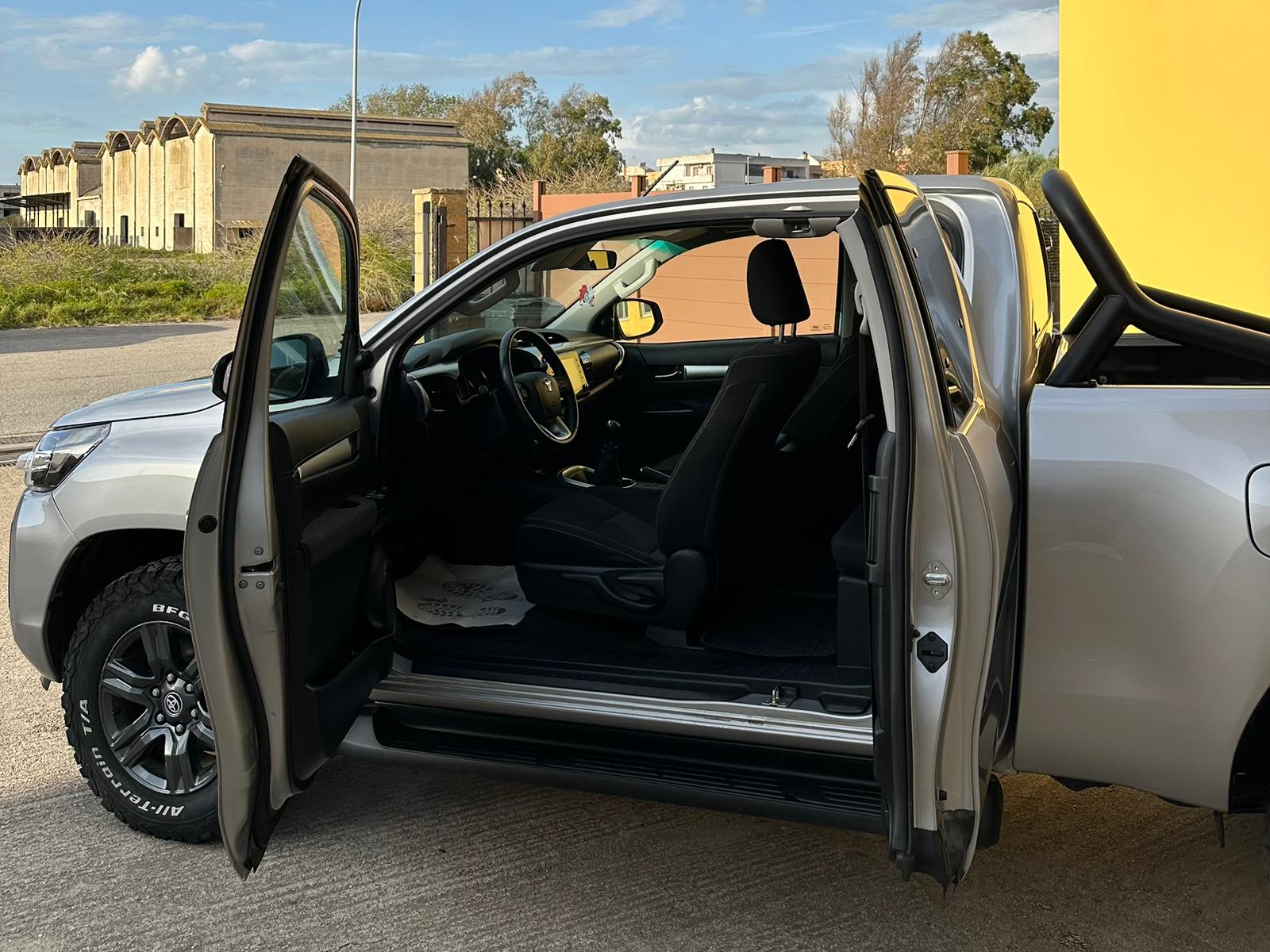 
								Toyota Hilux 2.4 Lounge full									