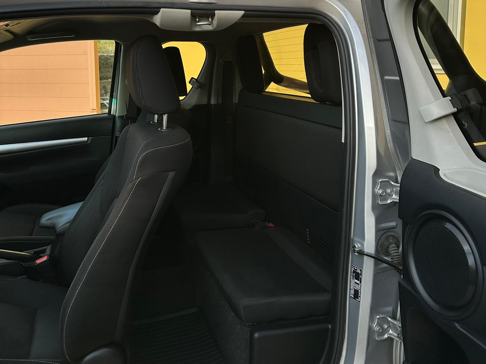 
								Toyota Hilux 2.4 Lounge full									