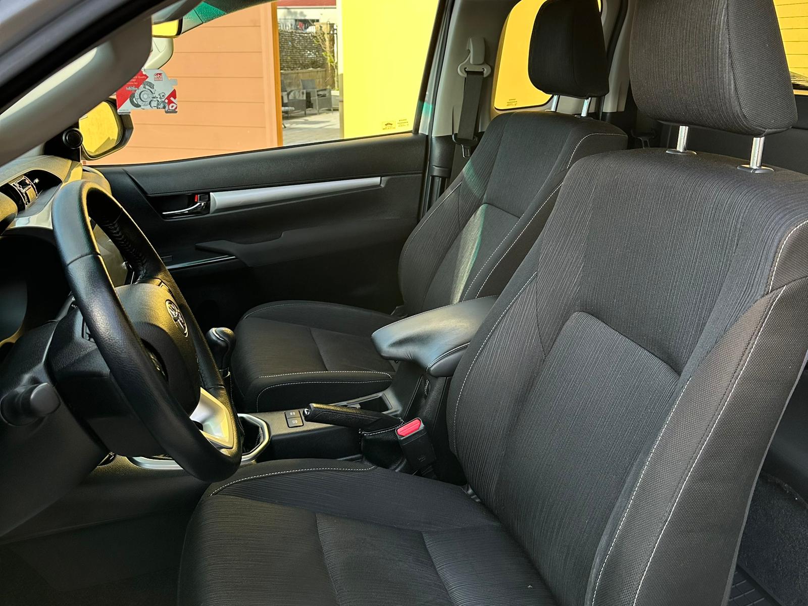 
								Toyota Hilux 2.4 Lounge full									