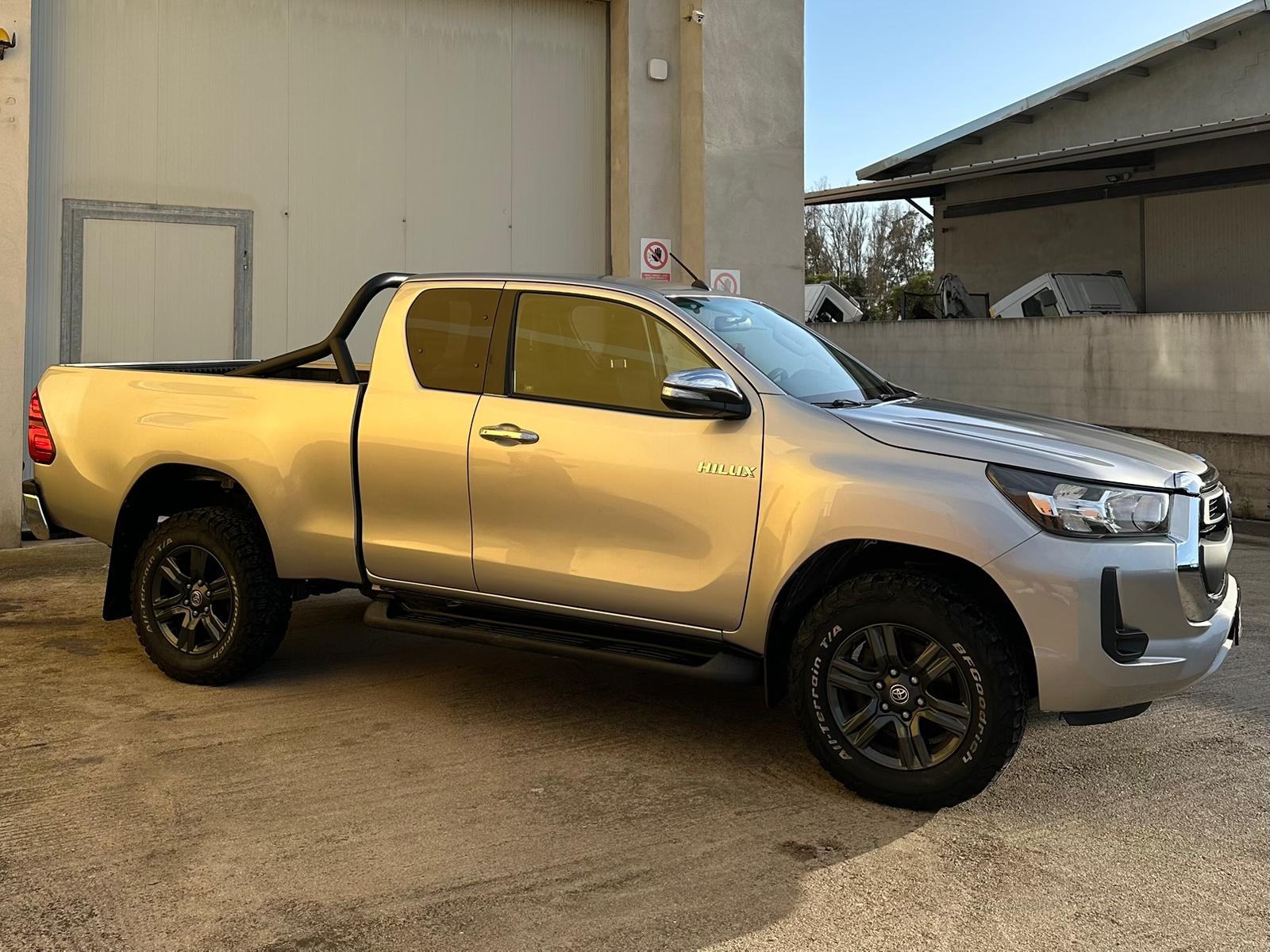 
								Toyota Hilux 2.4 Lounge full									